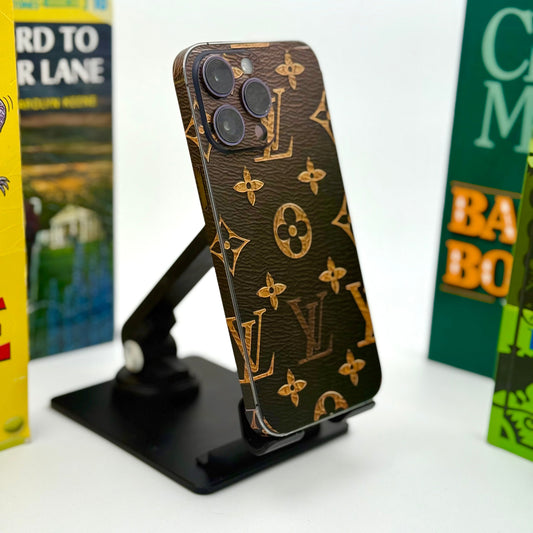 Skin Cover Luxe – Louis Vuitton (Compatible Tous Les Modélés des telephones)