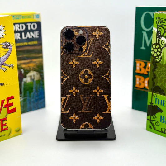 Skin Cover Luxe – Louis Vuitton (Compatible Tous Les Modélés des telephones)