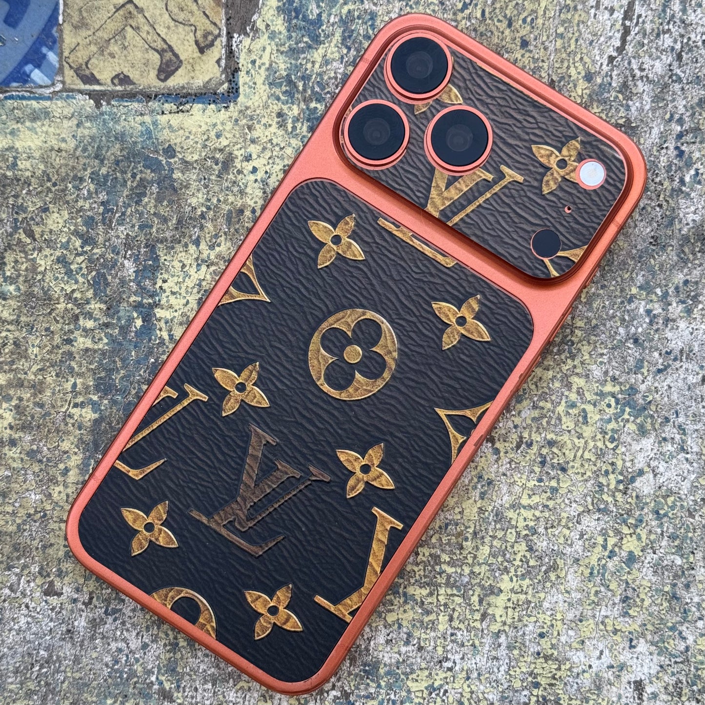 Skin Cover Luxe – Louis Vuitton (Compatible Tous Les Modélés des telephones)