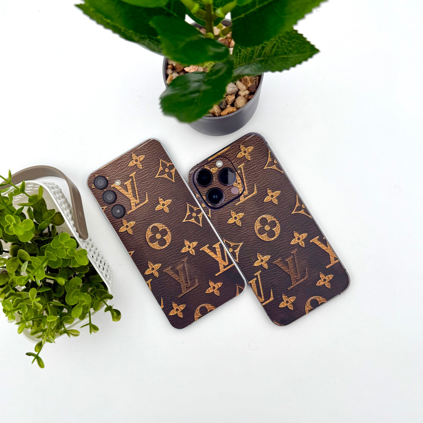 Skin Cover Luxe – Louis Vuitton (Compatible Tous Les Modélés des telephones)